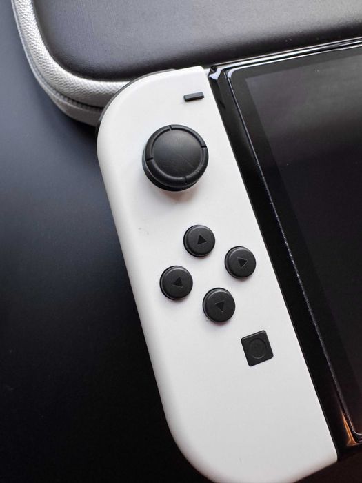 Nintendo Switch OLED + протектор, аксесоари, карта памет