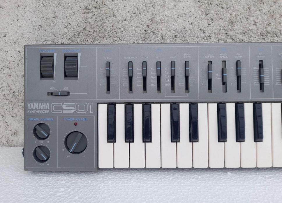 Yamaha CS01 synth