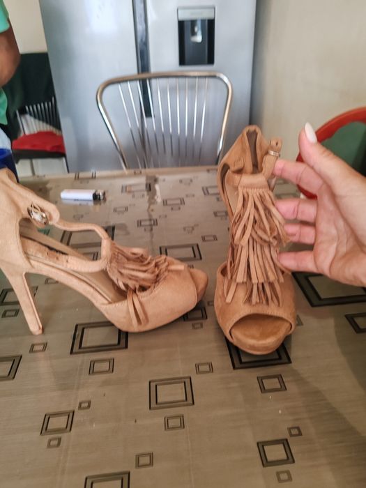 Vând sandale de piele intoarsa