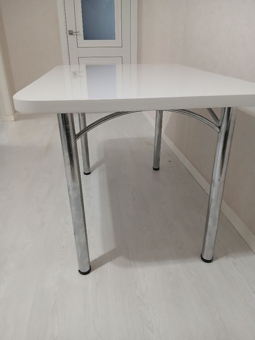 Кухонный стол со стульями