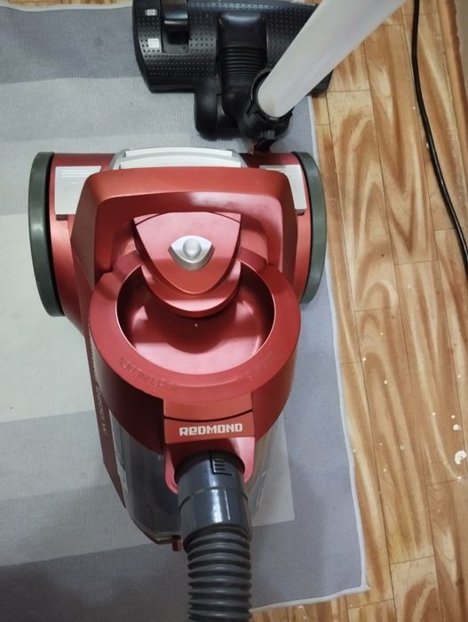 Пылесос  Редмонд.