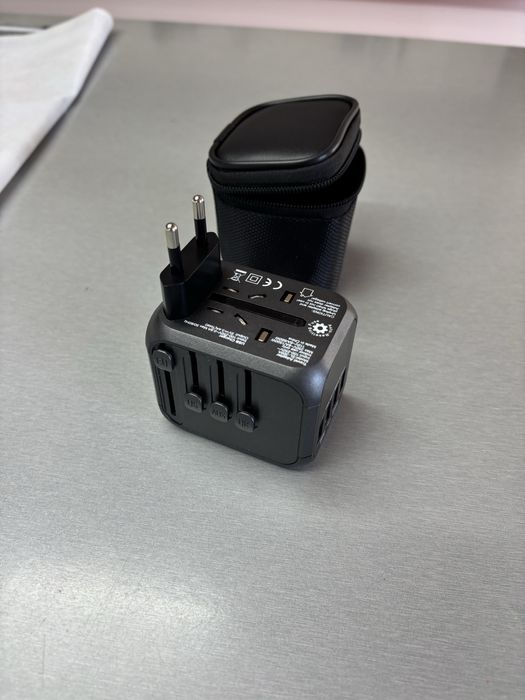 adaptor este echipat cu patru porturi USB-A
