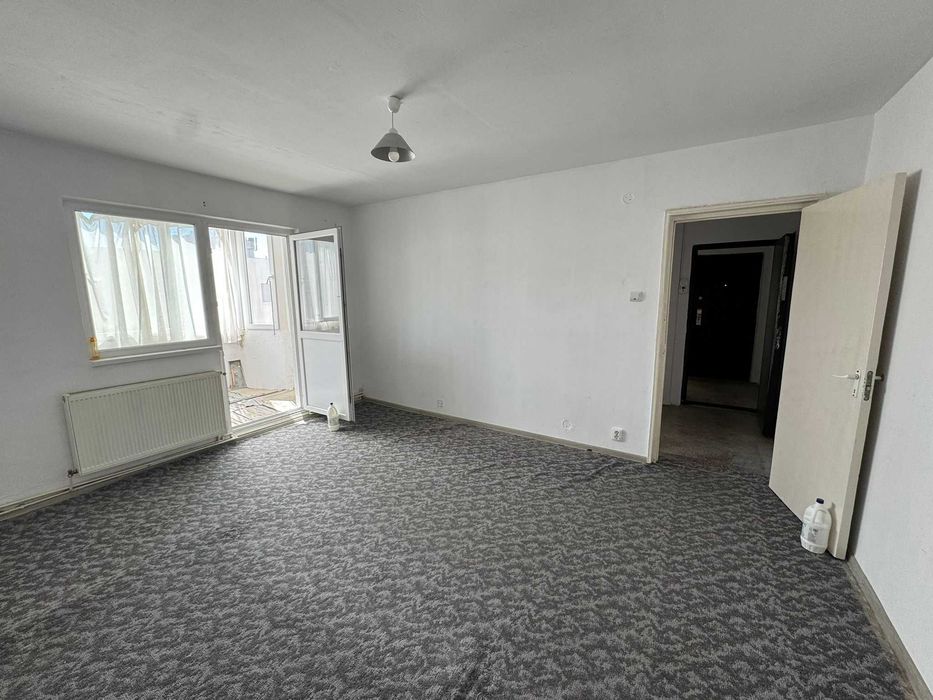 Privat apartament 4 camere 80mp semidecomandat zona Toamnei-Harmanului balcon inchis, termopane, beci, conditie: neimbunatatit