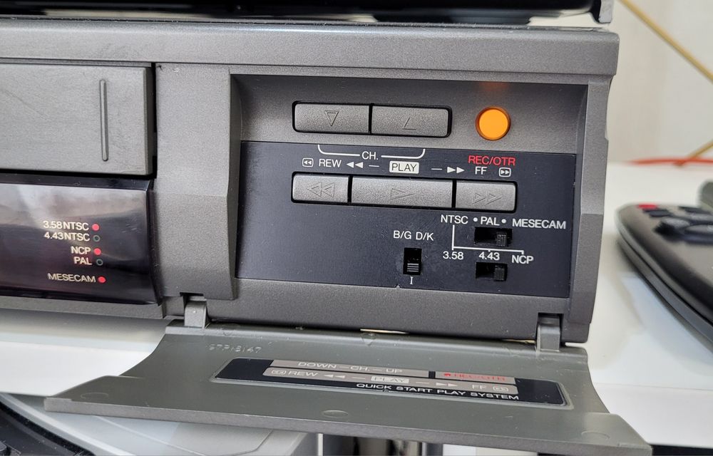 Видеомагнитофон Daewoo DVR-8286W titanium