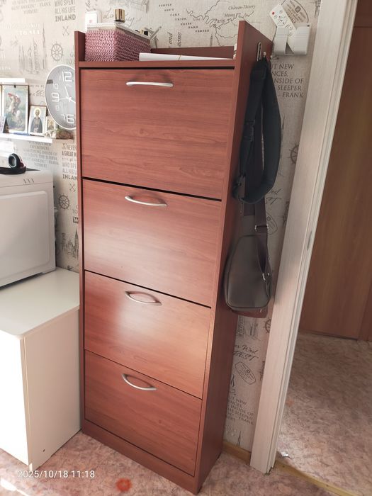 Продам обувницу. 1630х590х250 мм.