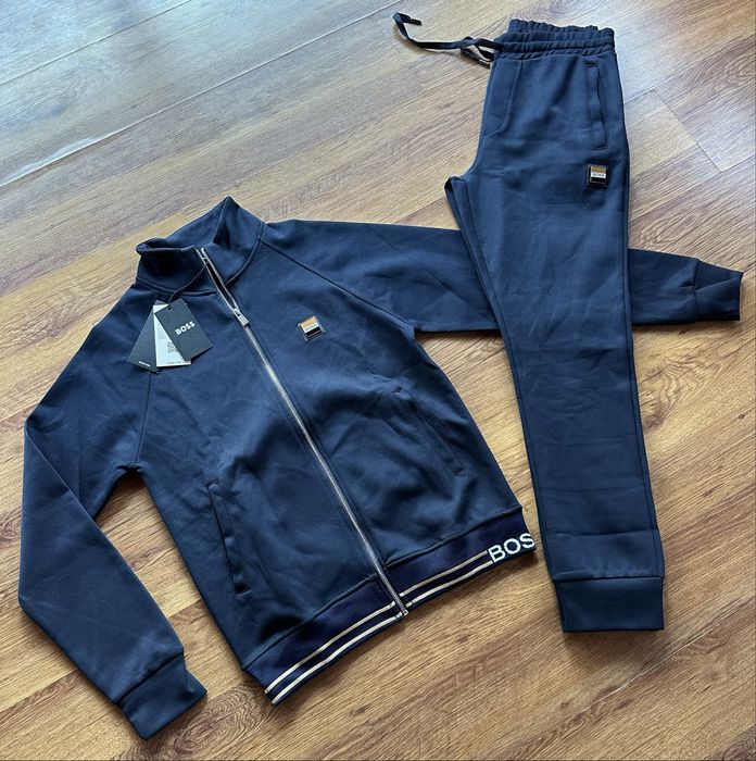 Мъжки,памучен,тъмно син екип Hugo BOSS с метално лого,без качулка