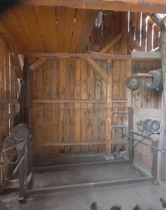Vând masina de slefuit electrica cu motor pentru finisaje mobila!Are 2 m lungime