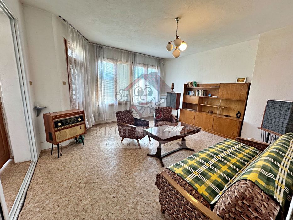 Етаж от къща, мансарден апартамент и гараж, Централна градска част