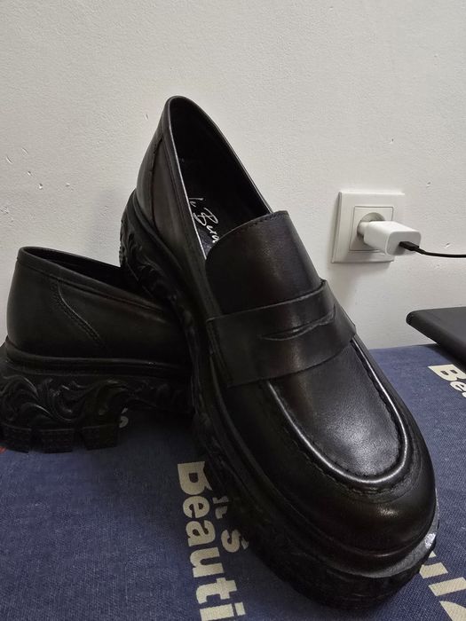 На платформе туфли броги 38рр