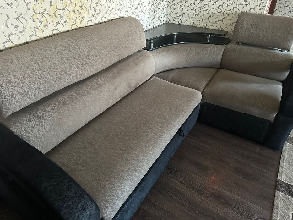 Продаётся угловой диван вместе с креслом .