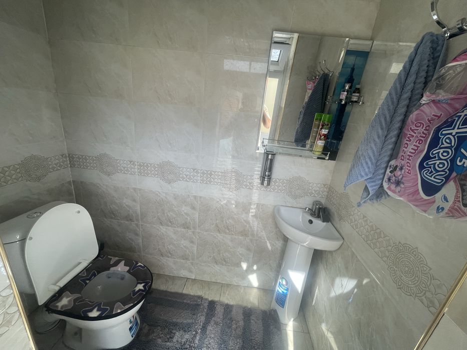 Uy Yangiyolda joylashgan