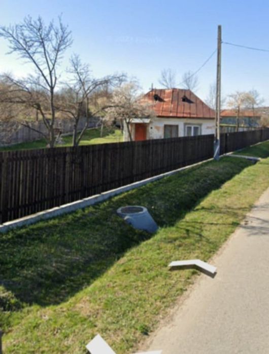 Vând teren cu casă bătrânească  în comuna Vulpeni
