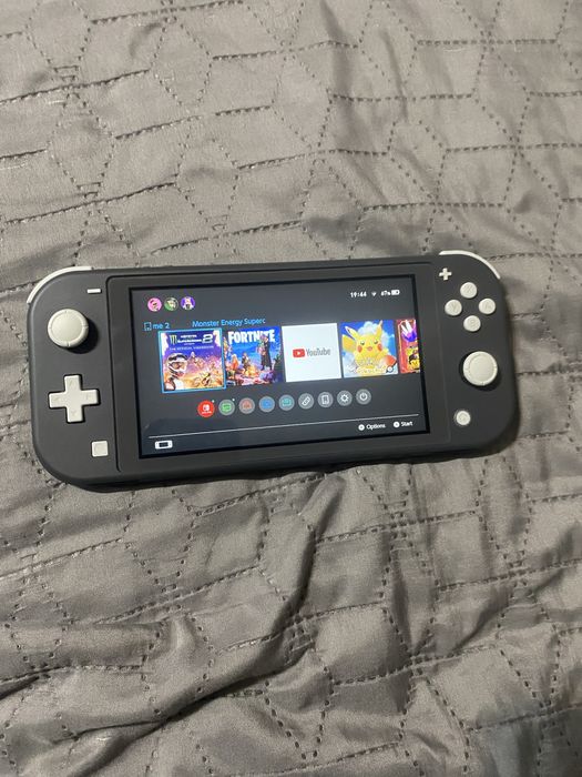 Vând nintendo swich lite