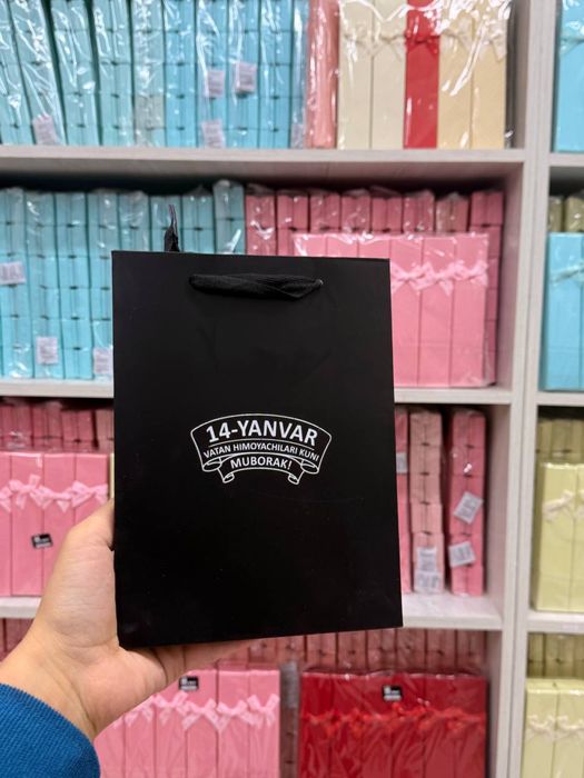 Brendingiz tushirilgan Paket, vizitka, flayer, buklet, katalog, papka