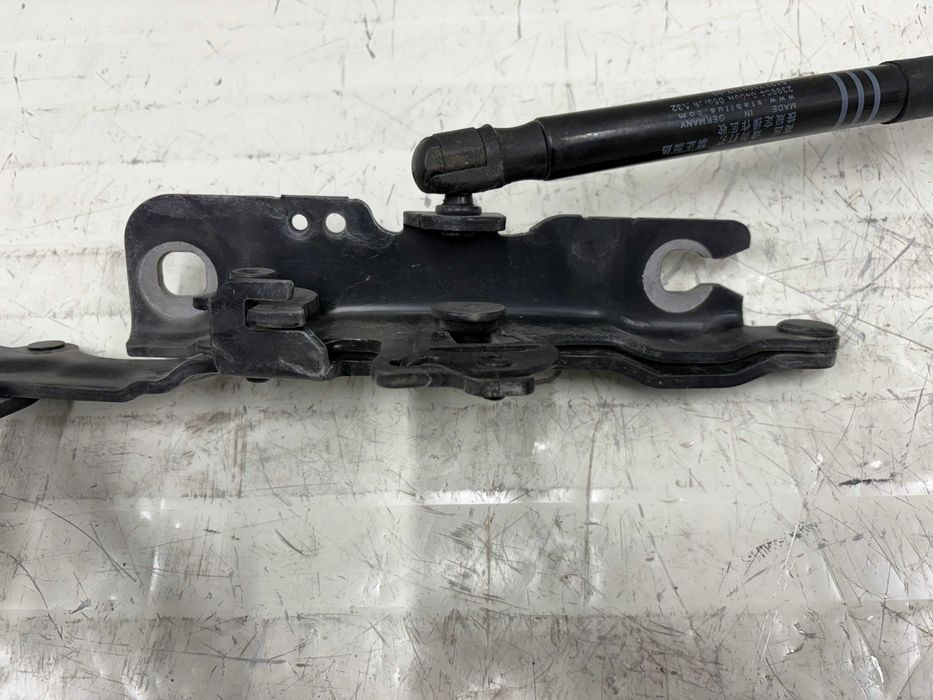 Панта с пиропатрон преден капак БМВ Ф10 Ф11 Ф06 Ф12 Ф13 Ф01 Ф02 Z4 Е89