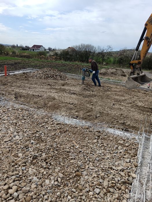 Vînd teren cu proiect de casă fundația turnată