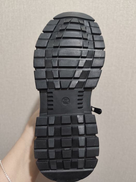 Продам детские кожаные ботинки