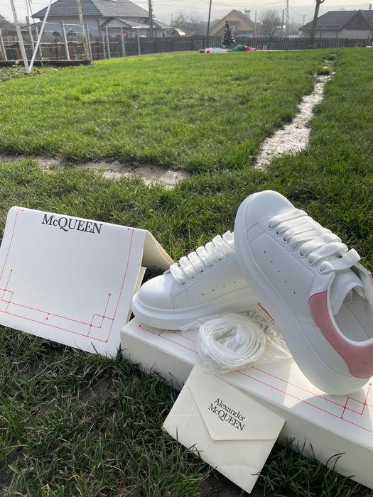 Vând Alexander McQueen