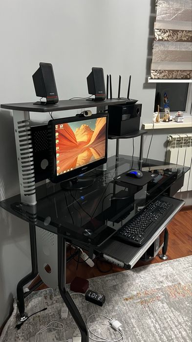 Компьютерный стол, компьютер и аксессуары, колонки Microlab