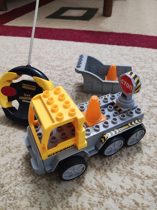 Лего машина на пульте управления.