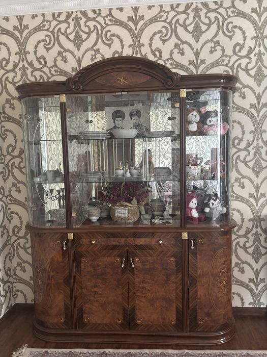 Итальянкий шкаф витрина, сервант