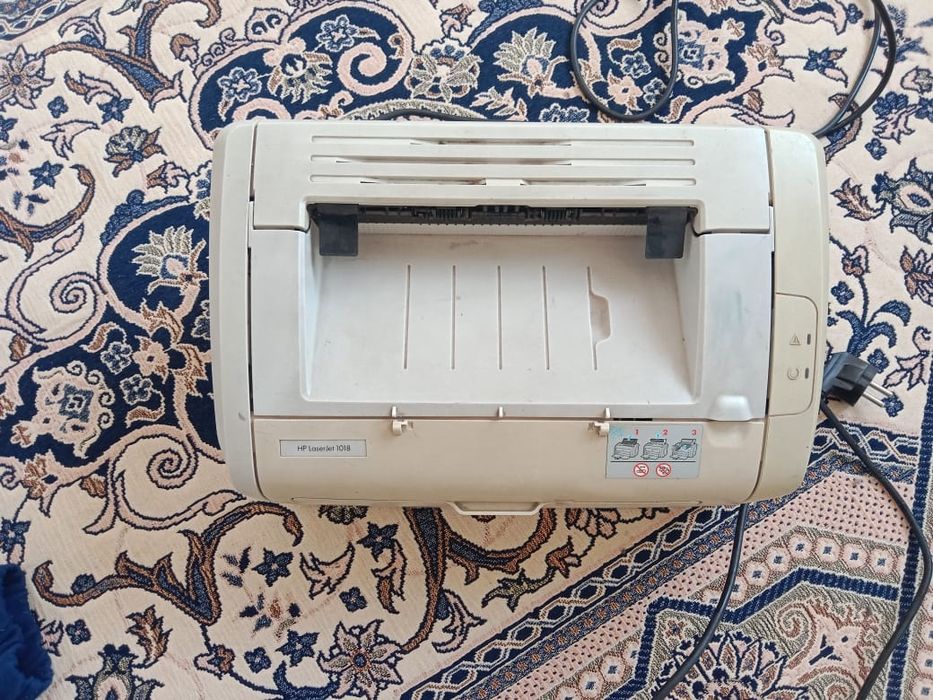 Принтер HP черно-белый