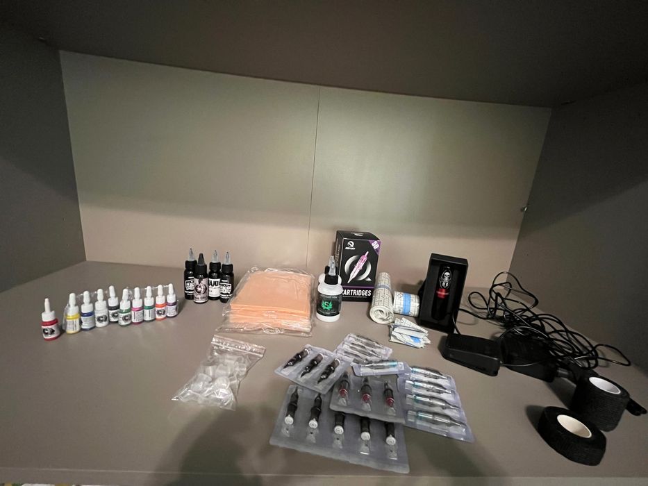 Set tatuat. Kit complet de tatuaj.300lei. Negociabil.