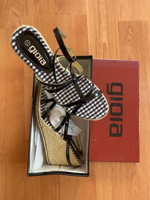 Чисто нови дамски сандали