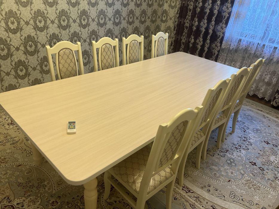 Стол и стулья