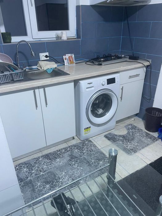 Inchiriez garsoniera la curte