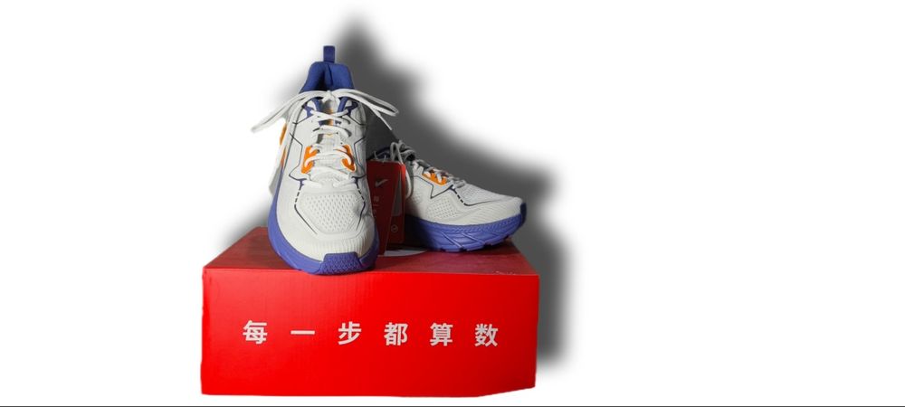 Женские спортивные кроссовки