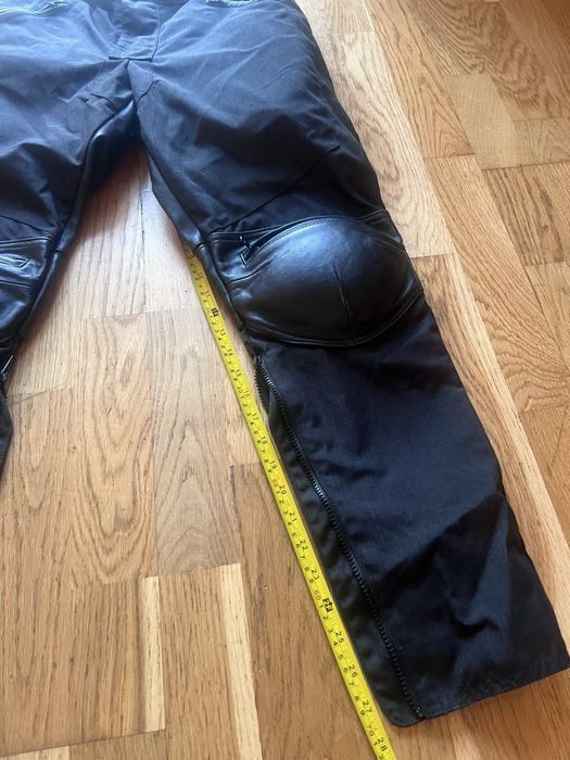 Pantaloni moto dama marime S. Sunt din piele si textil. Are protectii la genunchi si solduri. Se vand deoarece sunt mari de sotia me.