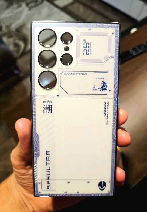 S24 Ultra Бял Cyberpunk силиконов кейс гръб