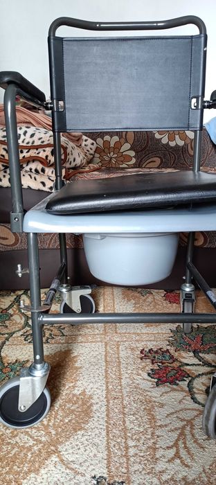 Scaun cu rotile cu wc pentru invalizi.