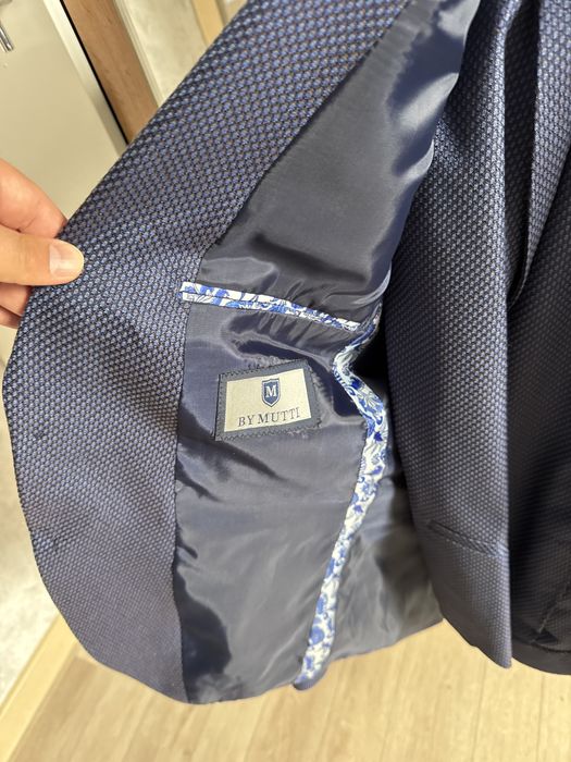 Отличный костюм тройка одевал один раз