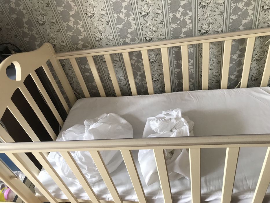 Детский манеж с маятником