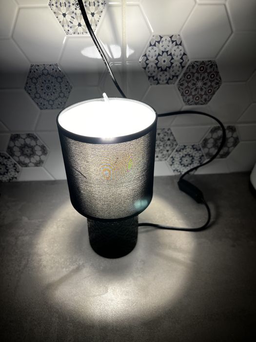 Vând 2 veioze negre, fiecare se vinde cu bec.