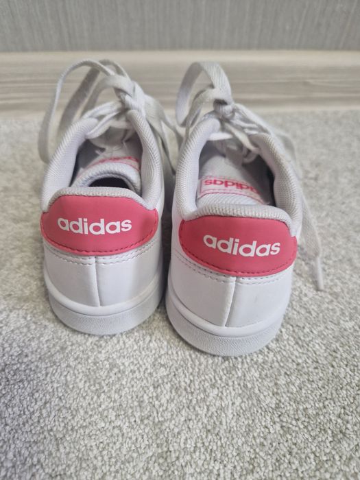 Маратонки Adidas за момиче, номер 30-31