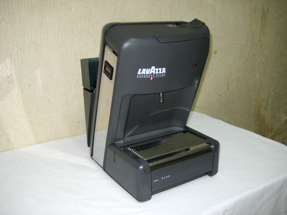 Кофе машинка LavAzza оригинал(made in Italy)отличном рабочим состоянии