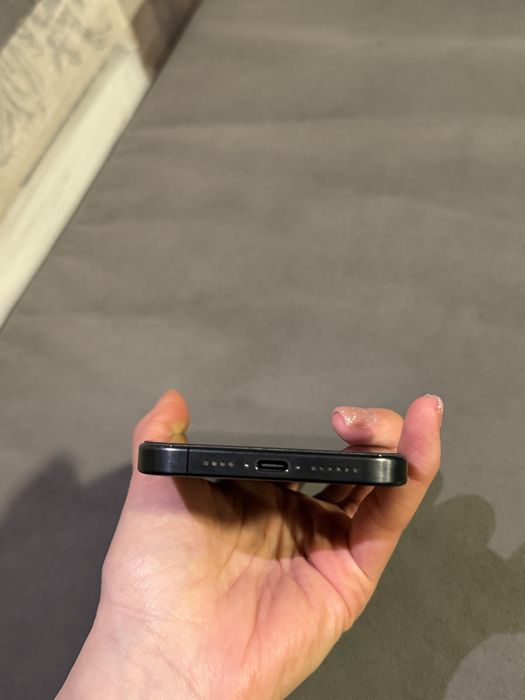 iPhone 15 Pro Max – 256 GB – Много добро състояние + 8 калъфа ПОДАРЪК