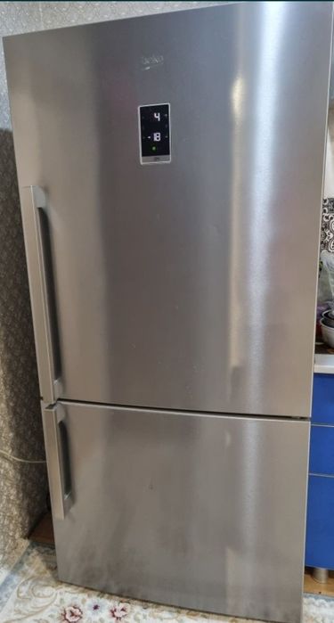 Продам двухкамерный холодильник BEKO