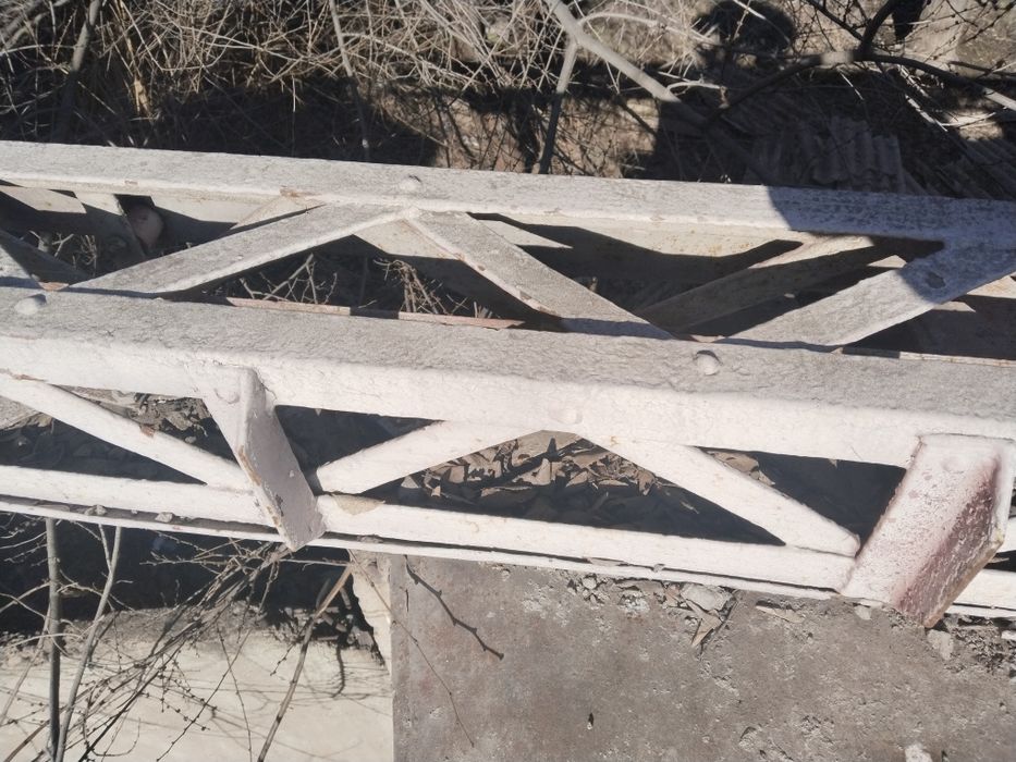 Железная ферма в виде столба.