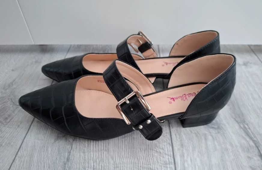 Vand pantofi dama marimea 40