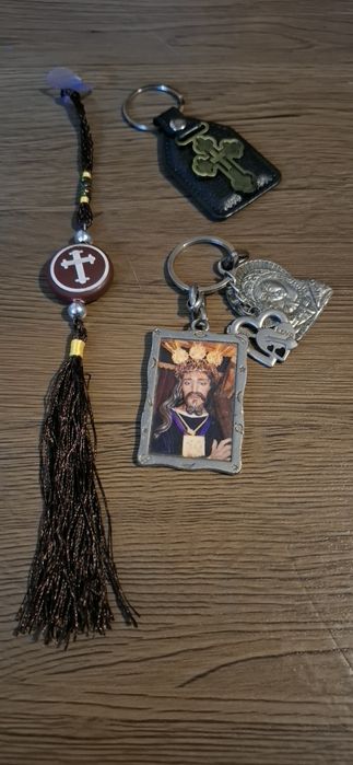 Lot 3 Brelocuri / Pandantive Religioase Auto