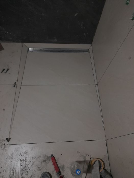 Профессиональный мастер по укладке плитки.