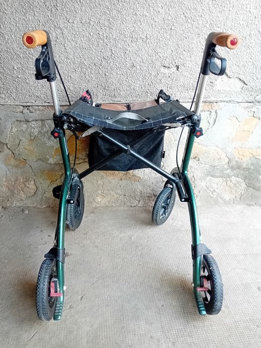.Rolator pliabil verde.