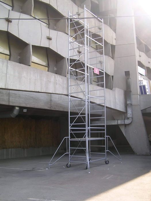 Продавам чисто ново метално олекотено мобилно скеле на колела!