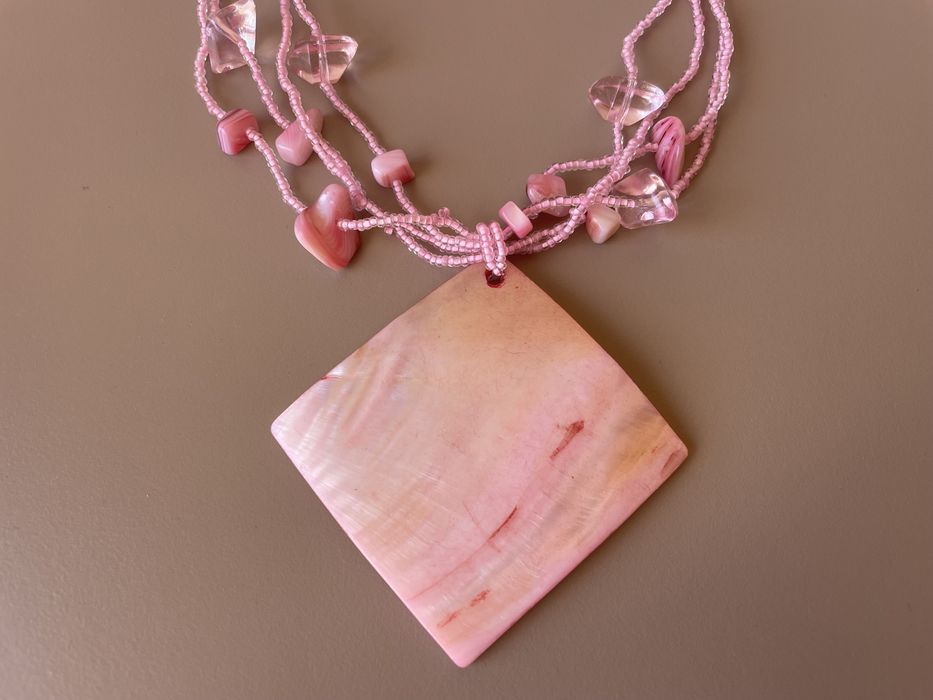 Colier roz cu pietricele