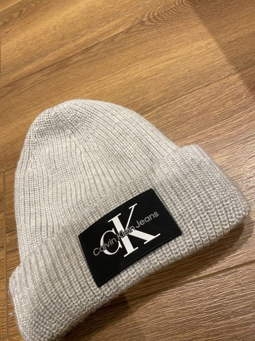 Сива шапка Calvin Klein