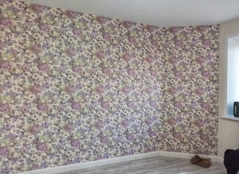 Поклейка обоев , покраска стен .